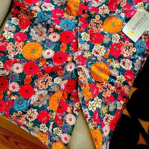 SHREDLY New Beautiful Floral Shorts. About knee length | Size 8 | Adorable